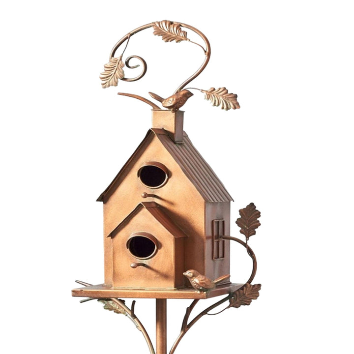 "Artistiek metalen vogelhuisje voor tuin, roestbruin design met duurzame structuur, eenvoudig te installeren met tuinsteker."