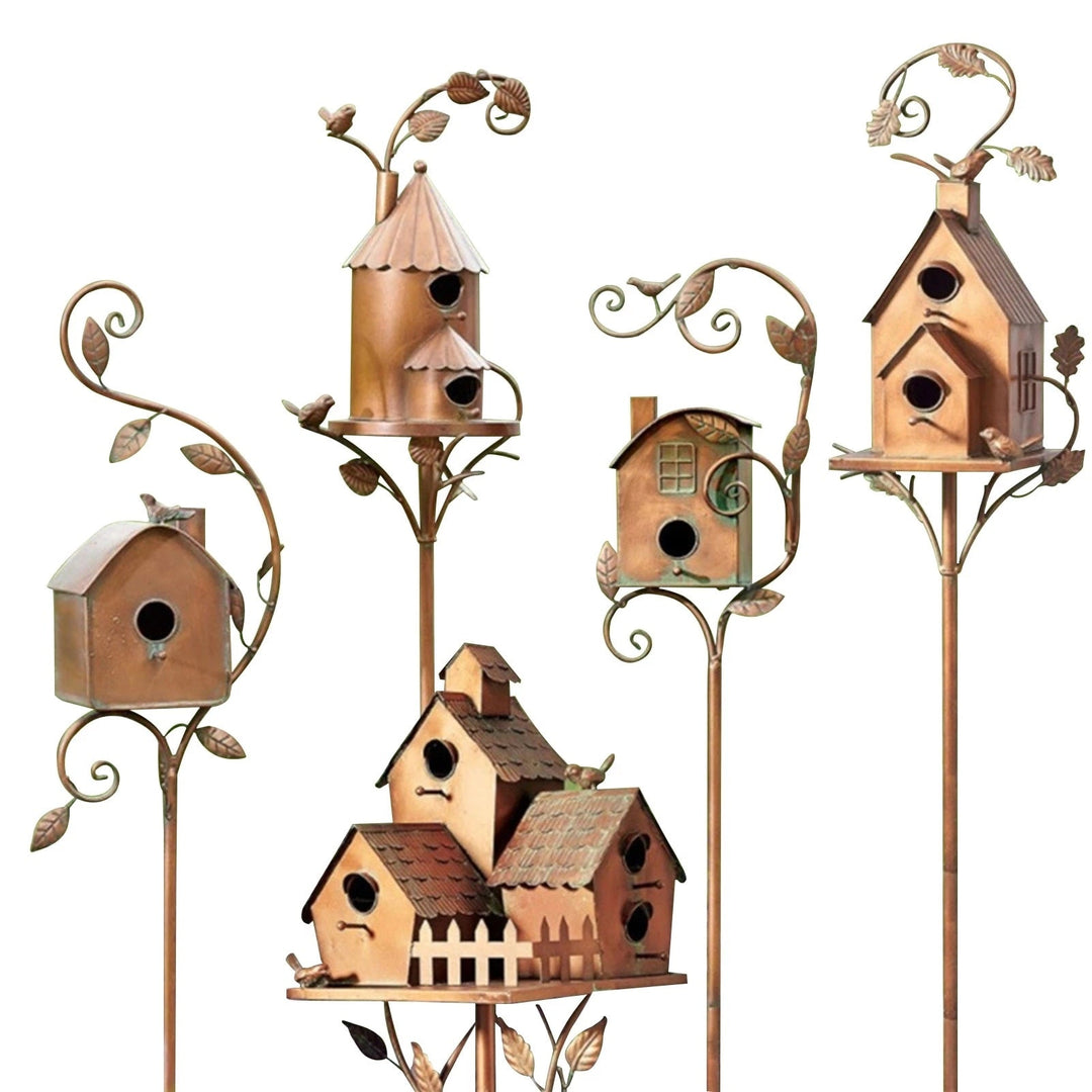 "Artistiek metalen vogelhuisje voor tuin, roestbruin design met duurzame structuur, eenvoudig te installeren met tuinsteker."
