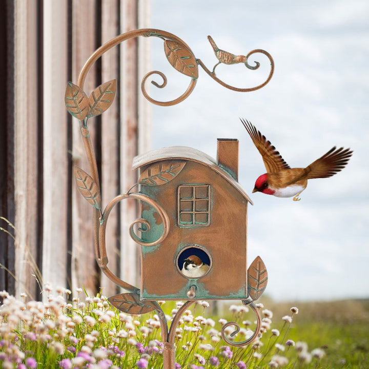 "Artistiek metalen vogelhuisje voor tuin, roestbruin design met duurzame structuur, eenvoudig te installeren met tuinsteker."