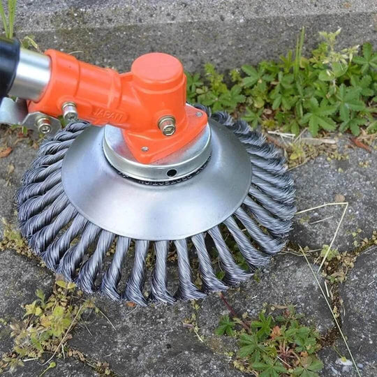 Staaldraadborstel opzetstuk gemonteerd op een grastrimmer tijdens gebruik in de tuin