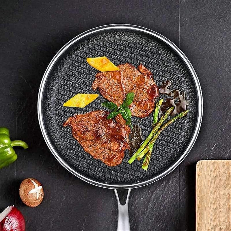 Universele roestvrijstalen koekenpan, perfect voor dagelijks gebruik in elke keuken. Geschikt voor alle warmtebronnen.