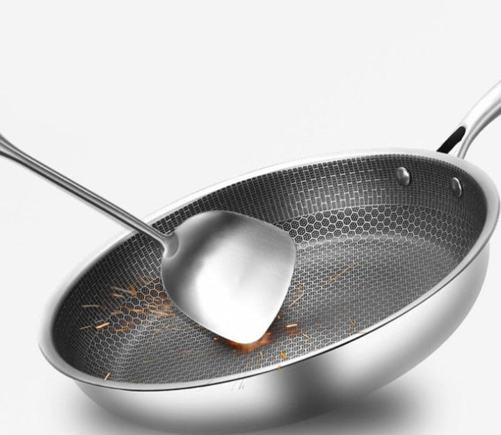 Binnenzijde van de universele RVS koekenpan, voorzien van een superieure anti-aanbaklaag voor gezond koken.