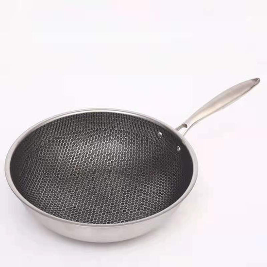 RVS koekenpan van Aurora Wonen op een inductiekookplaat, klaar voor koken en bakken in de moderne keuken.