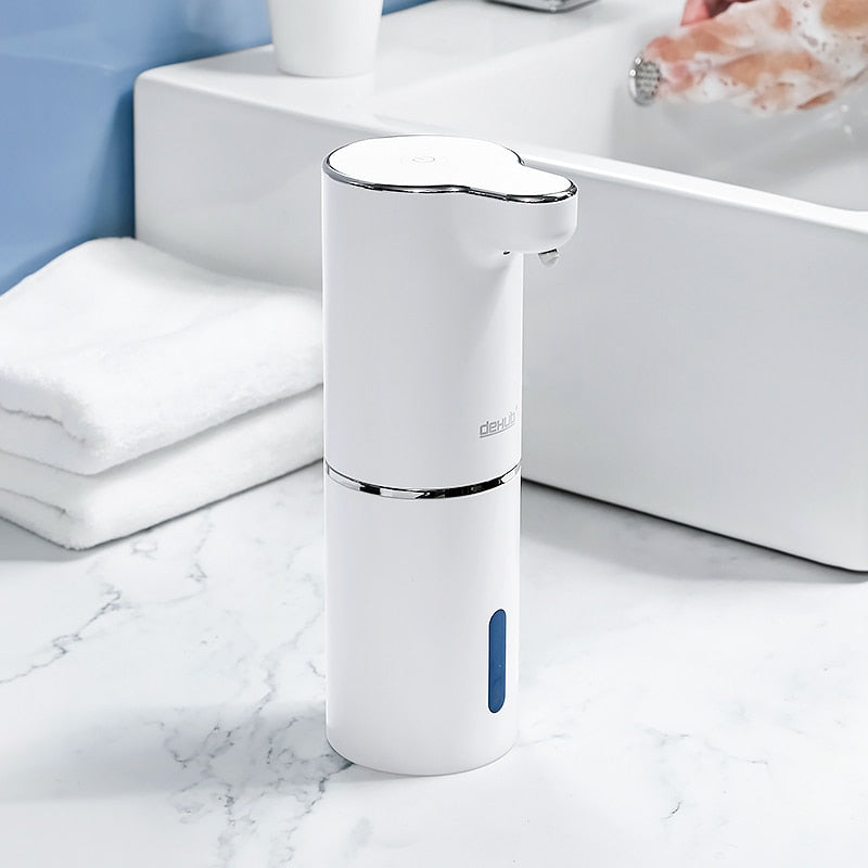 Moderne contactloze schuimzeepdispenser in een strakke badkamer, bevordert hygiene.