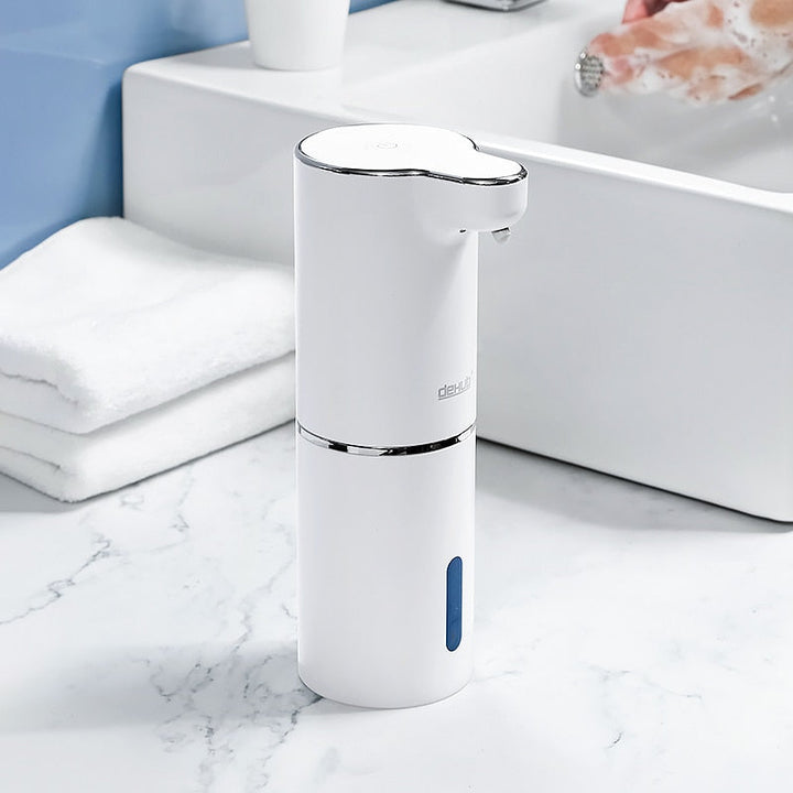 Moderne contactloze schuimzeepdispenser in een strakke badkamer, bevordert hygiene.