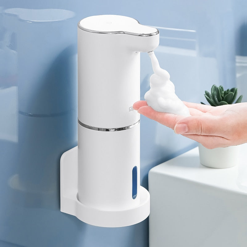 Kindvriendelijke automatische zeepdispenser die hygiënisch handen wassen stimuleert in de keuken.