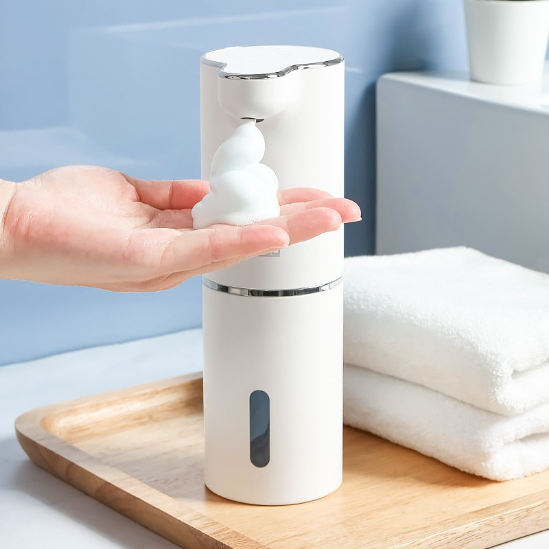 Oplaadbare contactloze schuimzeepdispenser, een duurzame oplossing voor handen wassen.