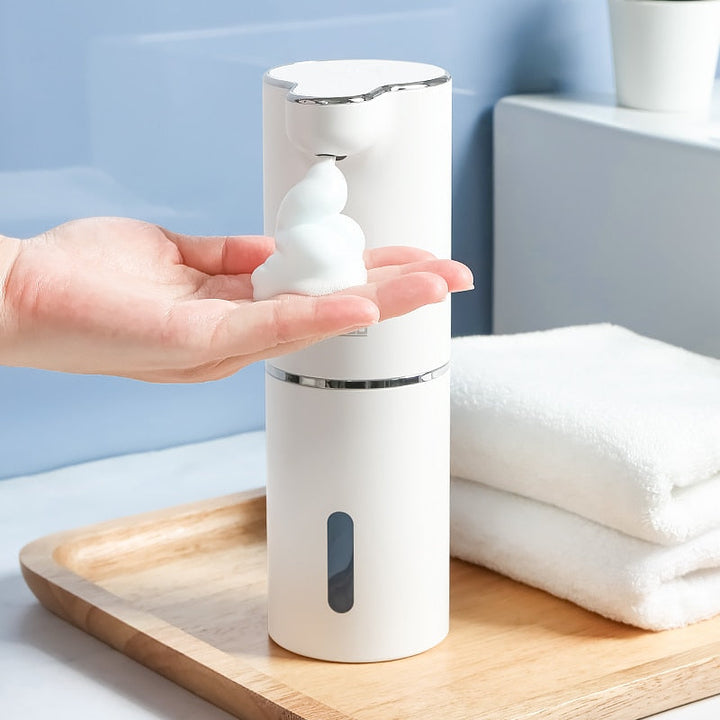 Oplaadbare contactloze schuimzeepdispenser, een duurzame oplossing voor handen wassen.