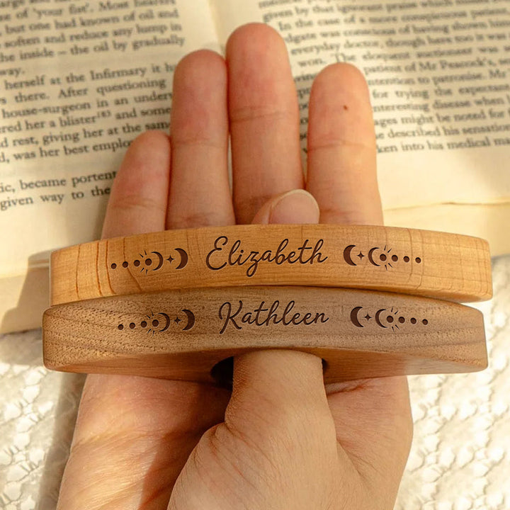 Unieke gepersonaliseerde boekenhouder van beukenhout, ideaal cadeau voor elke boekenliefhebber.