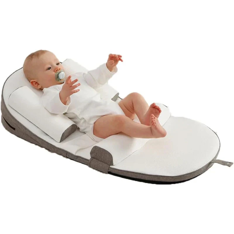 Zachte baby wigkussen in wieg, voor pasgeboren baby met reflux, bevordert veilig slapen en comfort.