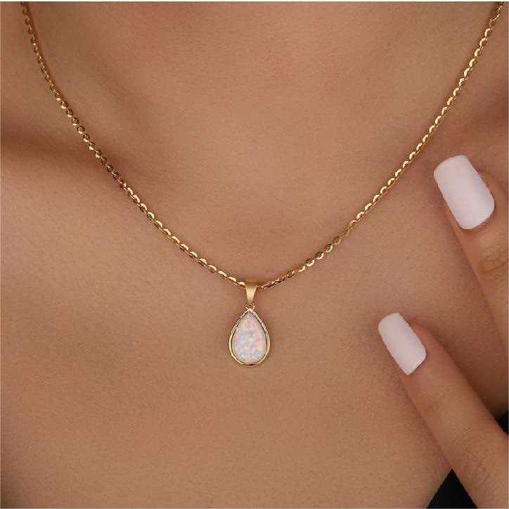 Luxe opaal druppelhanger ketting voor dames. Gouden sieraad, elegant en perfect als cadeau.