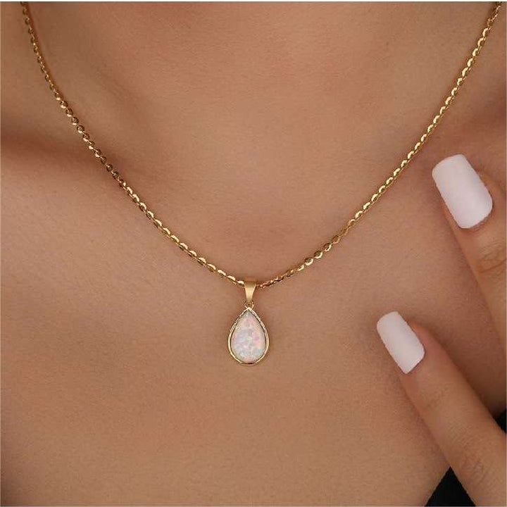 Luxe opaal druppelhanger ketting voor dames. Gouden sieraad, elegant en perfect als cadeau.