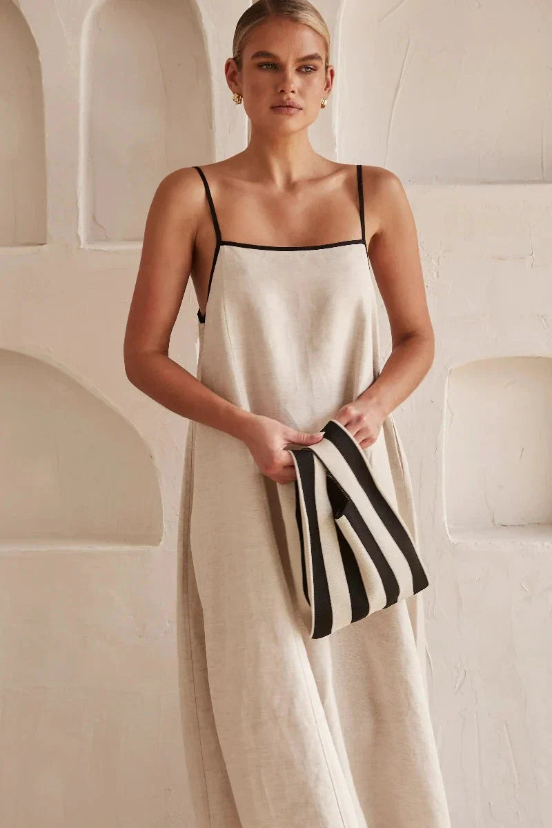 Stijlvolle beige maxi jurk Elin, mouwloos, linnenlook, perfect voor een elegante zomeroutfit.