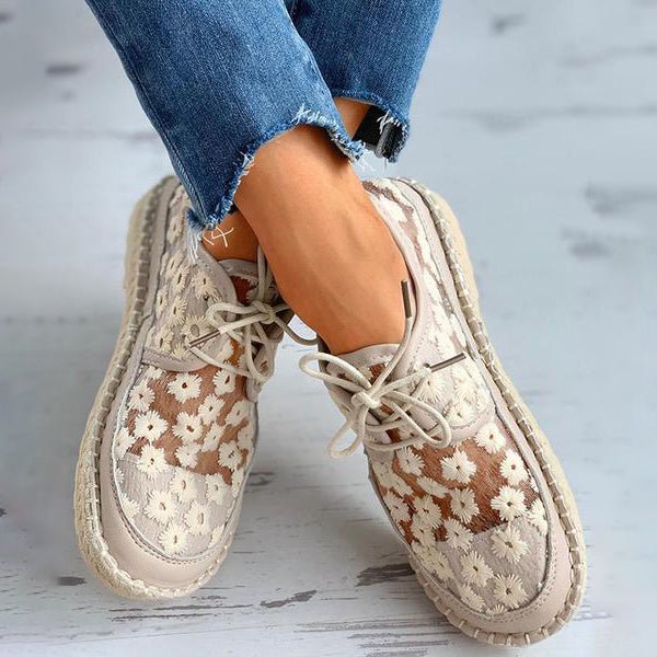 Stijlvolle witte dames zomerschoenen Lucine, geborduurd met bloemen, comfortabel en luchtig.
