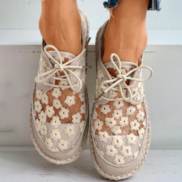 Detail van de geborduurde bloemen op beige Lucine dames instapschoenen, met ondersteunend voetbed.