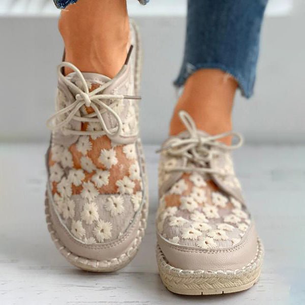 Dames draagt casual Lucine geborduurde bloemenschoenen in beige, met ondersteunend voetbed voor zomer.