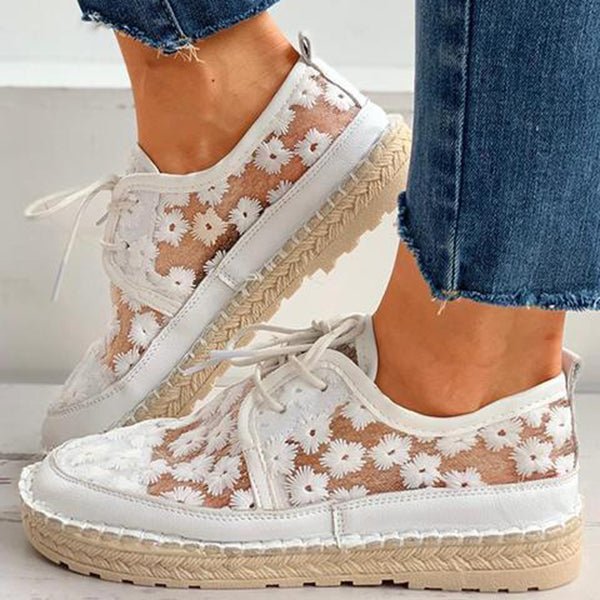 Beige geborduurde Lucine dames instappers met bloemendesign, comfortabel ondersteunend voetbed, luchtig.