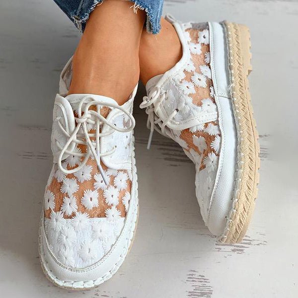Witte Lucine dames zomerschoenen met geborduurde bloemen en ondersteunend voetbed, casual instappers.