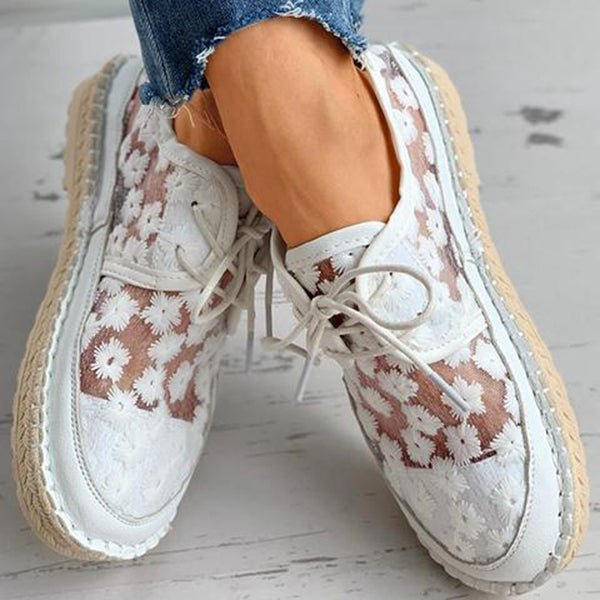 Comfortabele beige Lucine dames instappers met geborduurde bloemen en ondersteunend voetbed, stijlvol.