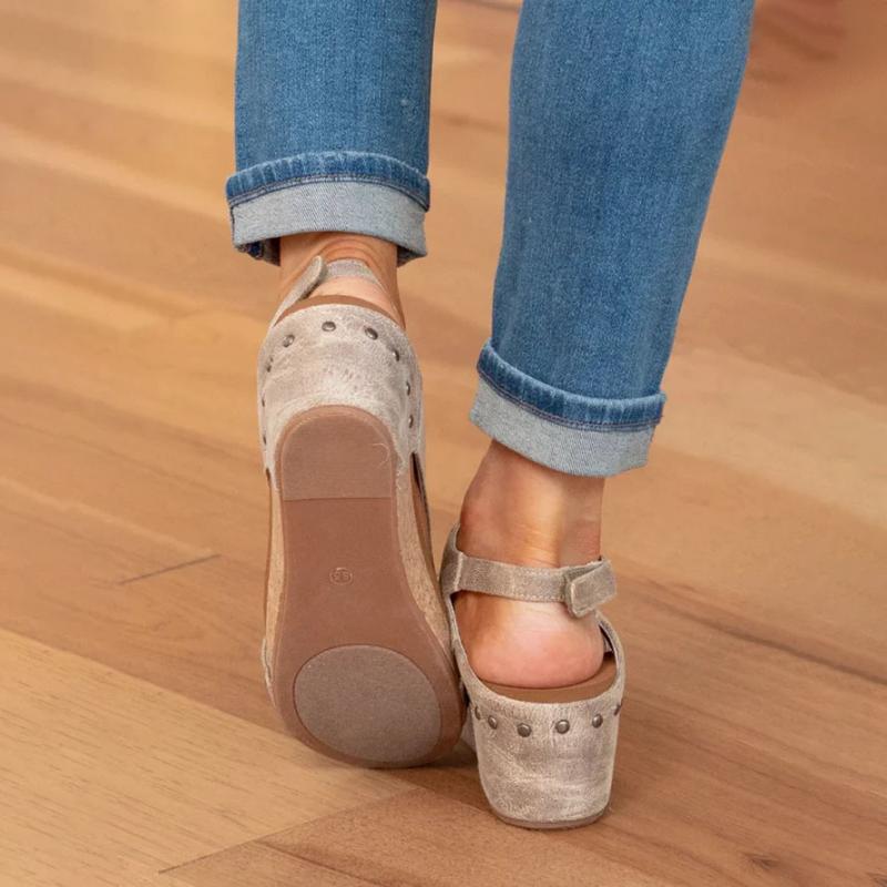 Close-up van de verstelbare banden op beige orthopedische dames sandalen, gericht op pasvorm en comfort.