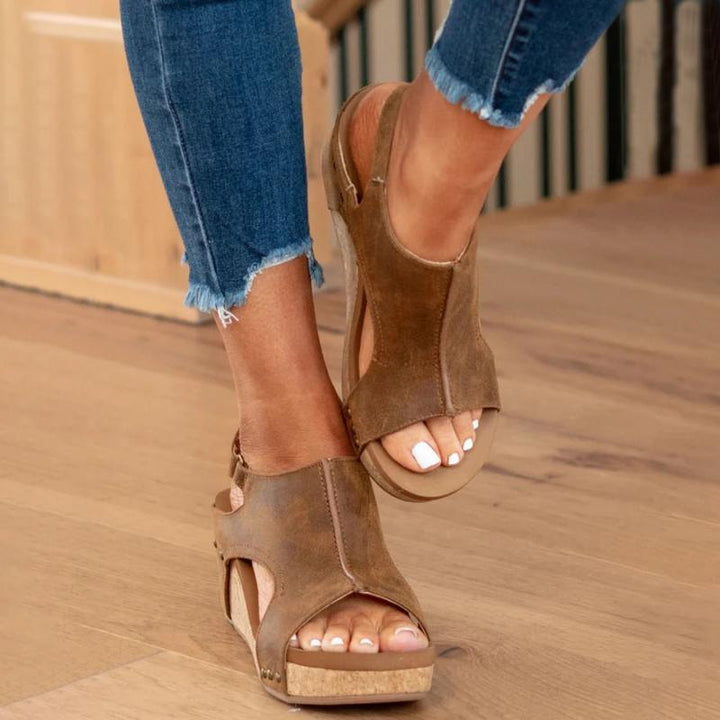 Zijaanzicht van zwarte orthopedische dames sandalen, toont ergonomisch ontwerp en optimale voetondersteuning.