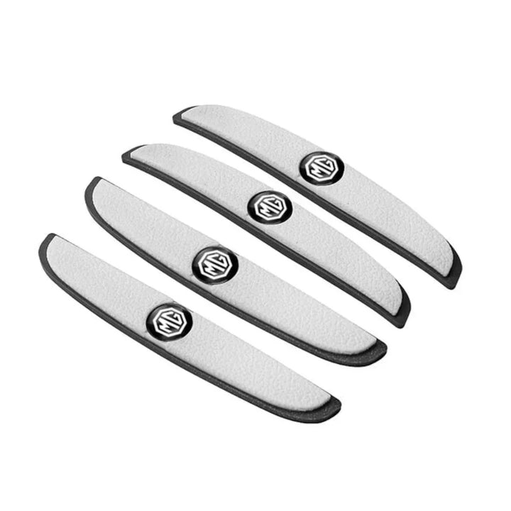 Zijaanzicht van auto met gemonteerde stootstrips voor optimale auto styling en krasvrij parkeren.