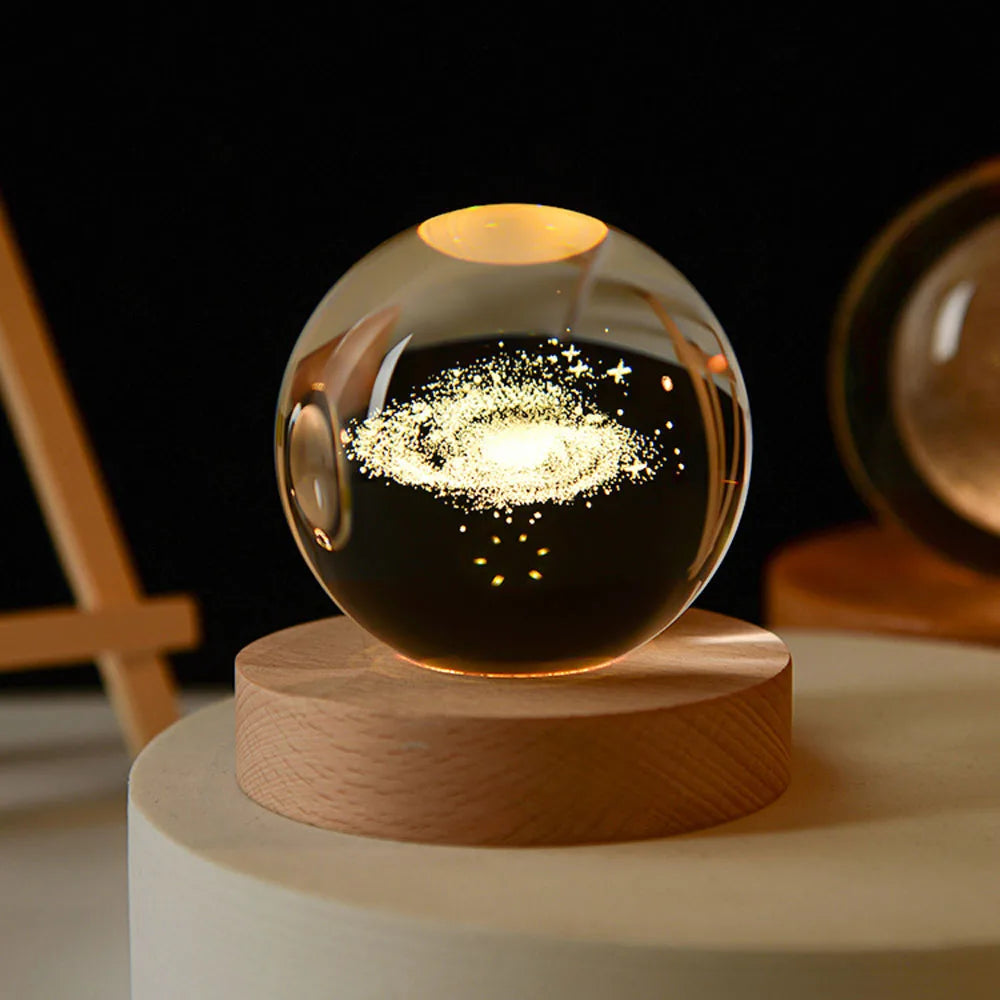 Compacte Galaxy Projector nachtlamp met projectie van maan, Saturnus en dynamische nevels voor kinderkamer.