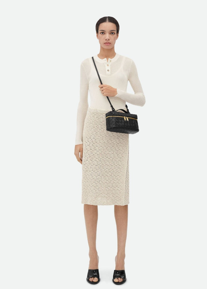 Model draagt de zwarte Valeska schoudertas crossbody