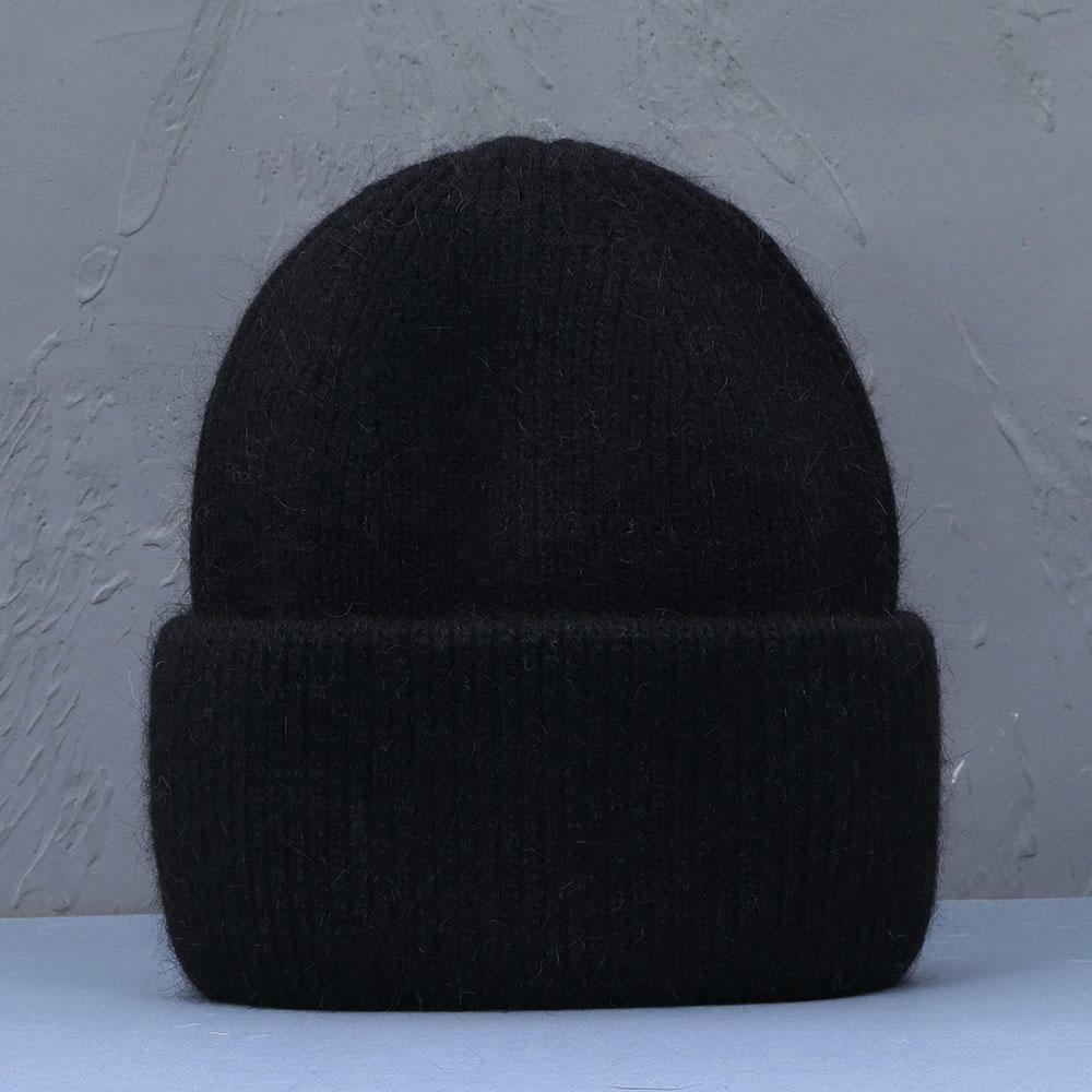 Zwarte gebreide wintermuts voor koude dagen