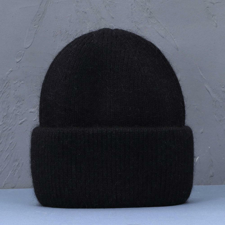 Zwarte gebreide wintermuts voor koude dagen