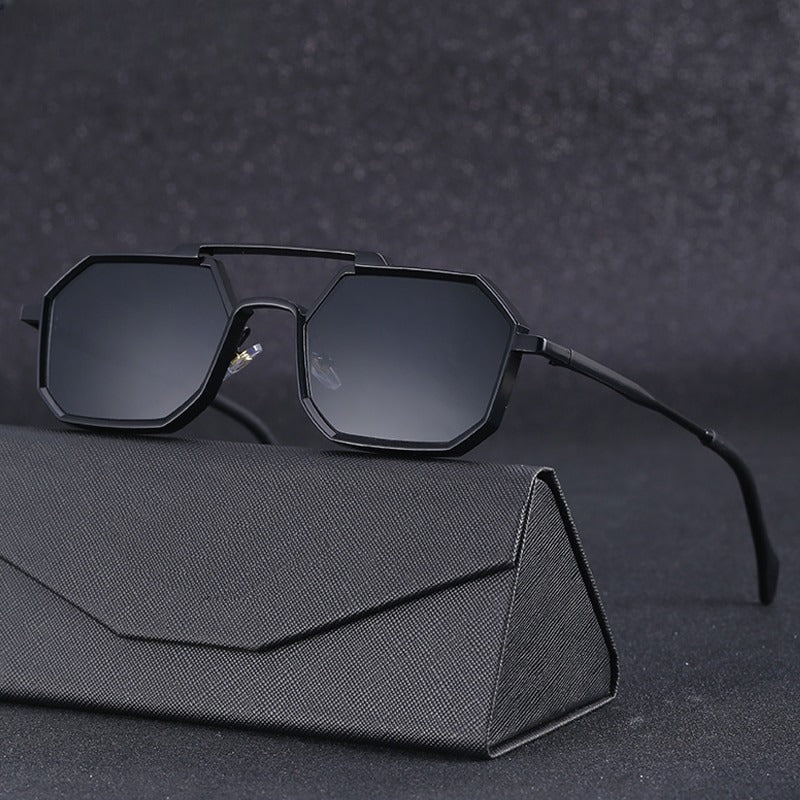 Zwarte unisex ShadowMyst Soluxe zonnebril met bijbehorende luxe beschermhoes