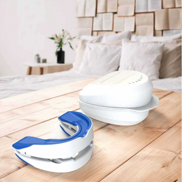 Comfortabele snurkbeugel gedragen in mond voor een rustige nacht. Optimaliseert ademhaling tijdens slaap.