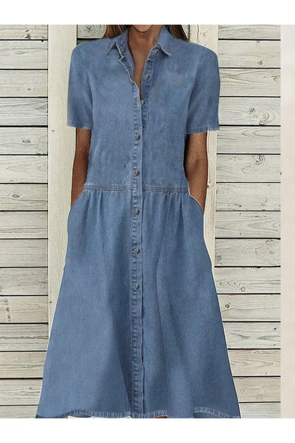 Blauwe casual dames midi jurk met knoopsluiting, A-lijn en korte mouwen. Perfecte comfortabele zomerjurk.