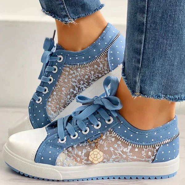 Blauwe dames lage sneakers met polkadot en kant, comfortabel voor dagelijkse casual stijl.