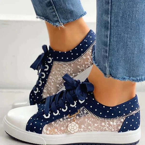 Comfortabele blauwe polkadot dames sneakers met veters, perfect voor lente en zomer.