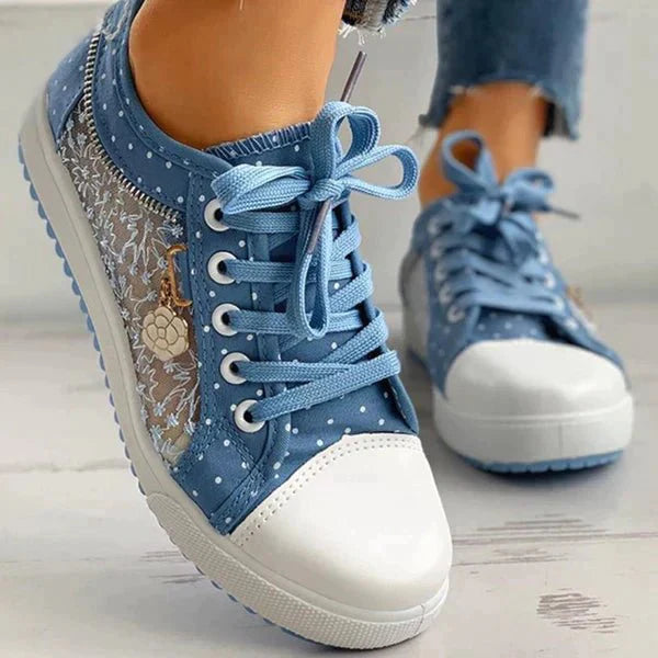 Mode dames lage sneakers blauw met polkadot, veters en kant voor een charmante casual look.
