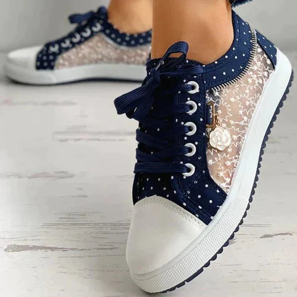 Lage blauwe dames polkadot sneakers met veters, perfect als comfortabele casual schoenen.