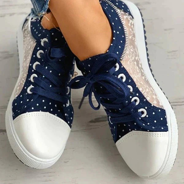 Stijlvolle blauwe dames lage sneakers met kant en polkadot, ideale zomerschoenen met veters.