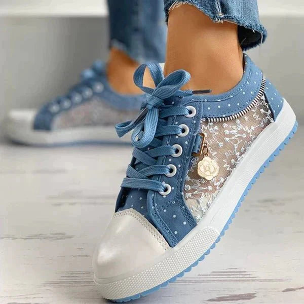 Comfortabele veterschoenen: blauwe polkadot dames sneakers, perfect voor een casual lente outfit.