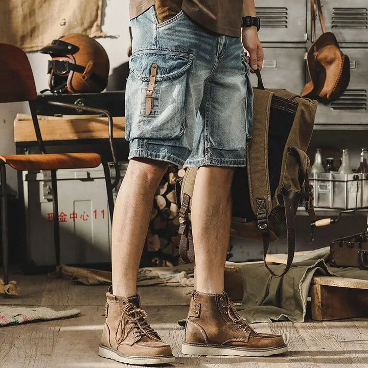 Comfortabele heren cargo shorts in retro motorstijl, ideaal voor zomerse vrijetijd of streetwear.