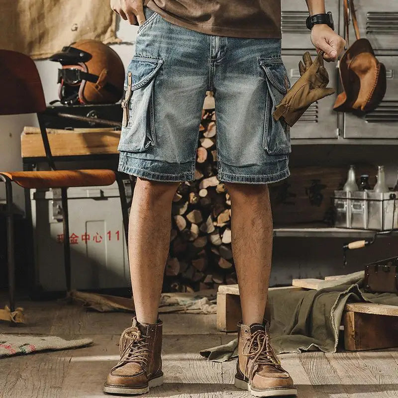 Robuuste blauwe heren bermuda met cargo zakken, perfect voor een stoere retro zomerstijl.