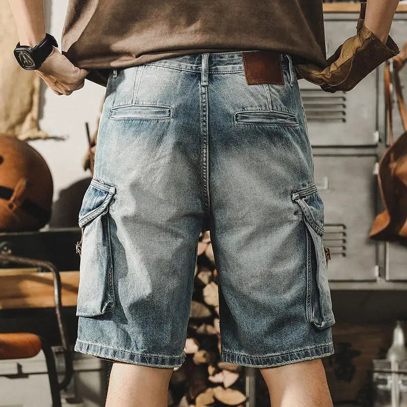 Stijlvolle blauwe heren cargo shorts, retro motorstijl, ideaal voor casual zomerse streetwear.