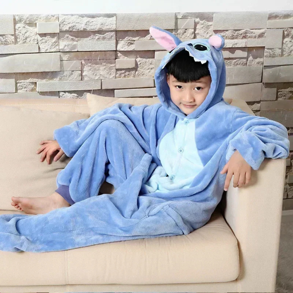 Zachte blauwe Stitch kinderpyjama onesie. Perfecte loungekleding voor koude avonden, warm en knus voor jongens en meisjes.