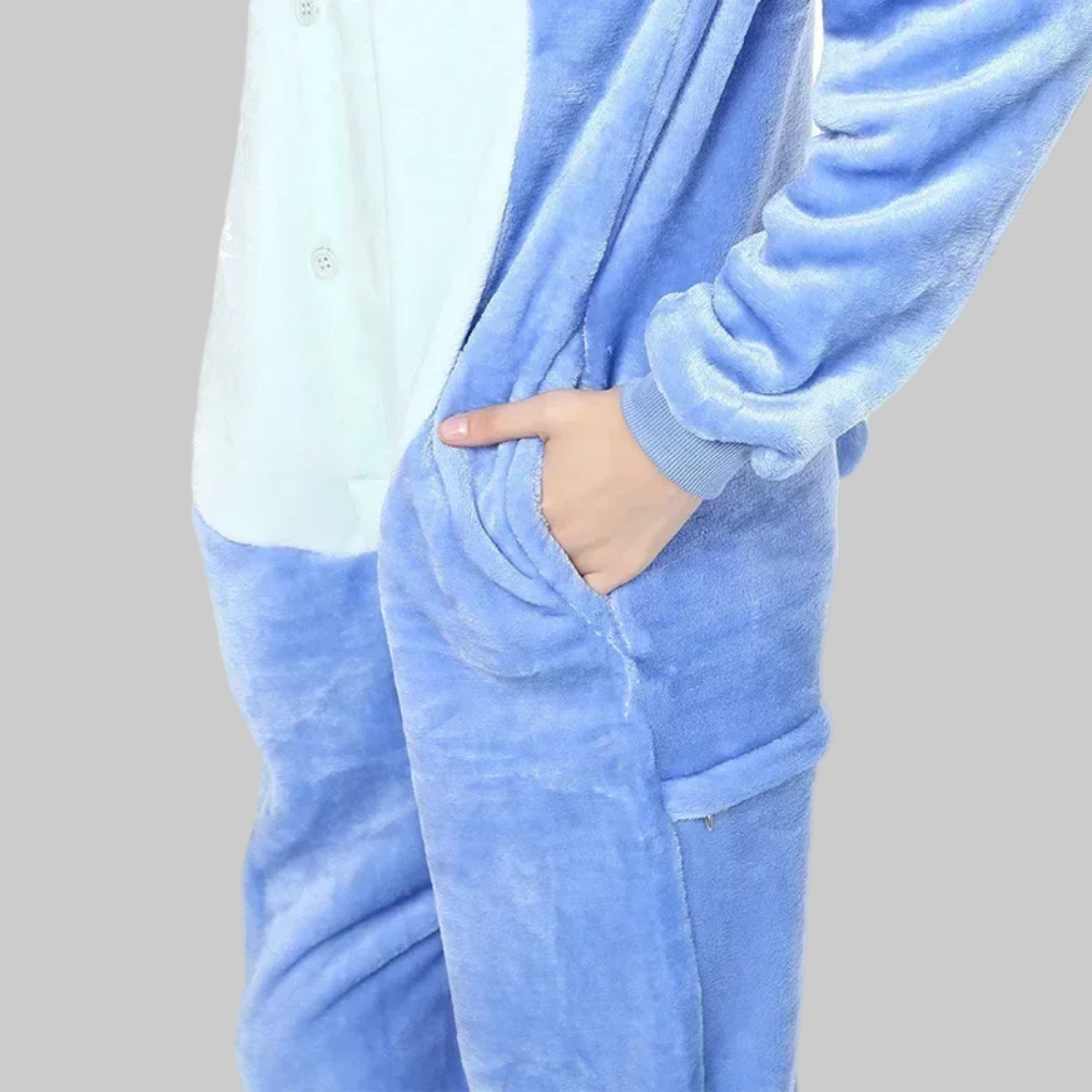 Schattige Stitch kinder onesie. Een zachte en warme jumpsuit voor comfortabele verkleedkleding of ontspanning. Beschikbaar in blauw.