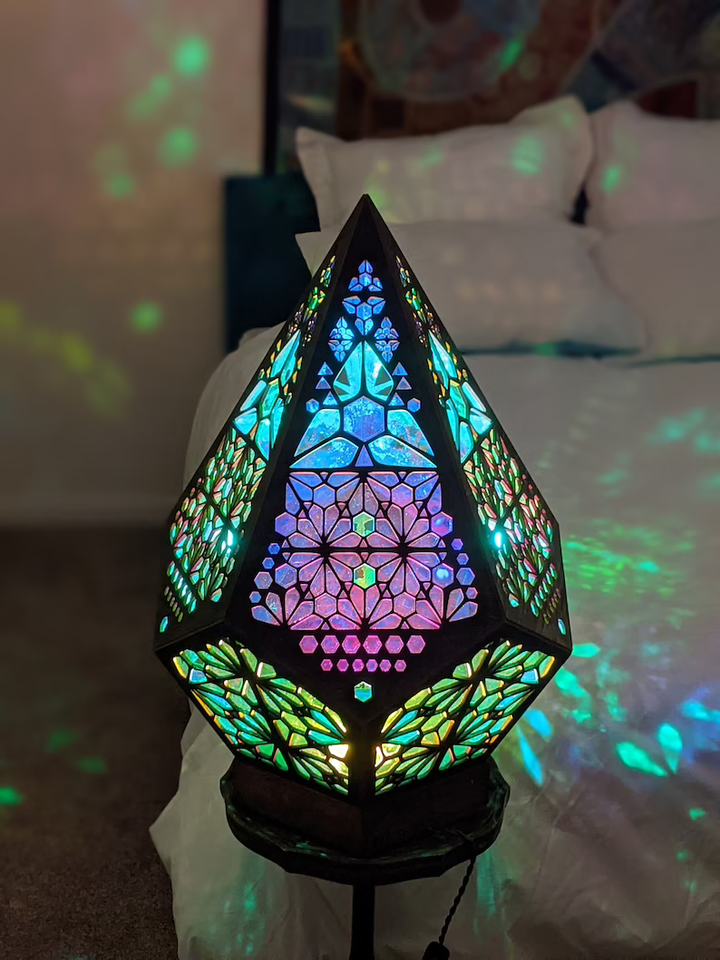 Warme LED sfeerlamp, bohemien decoratie die unieke diamantvormige lichtpatronen projecteert.