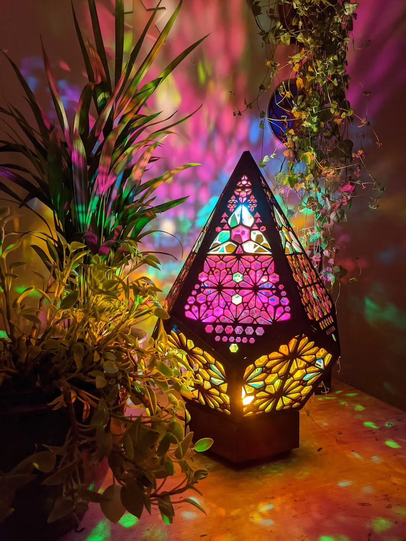 Sfeervolle bohemien LED verlichting, diamantvormig, creëert unieke lichtpatronen in huis.