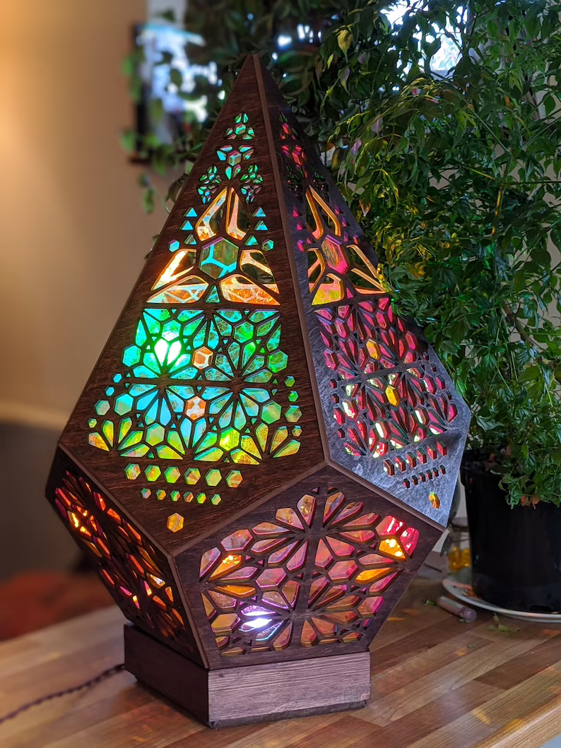 Gezellige LED sfeerlamp, bohemien design voor ontspannen avonden en unieke interieurdecoratie.