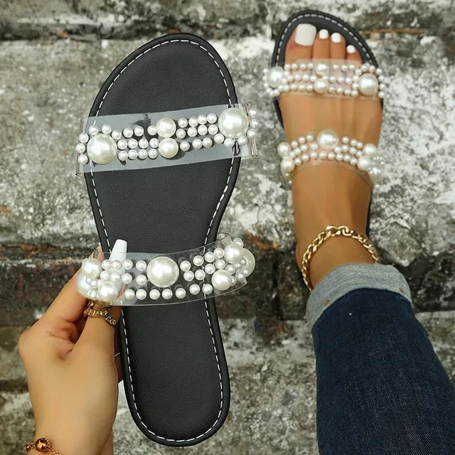 Bohemian dames sandalen met elegante parelversiering. Comfortabele slip-on instappers voor zomer en strand.