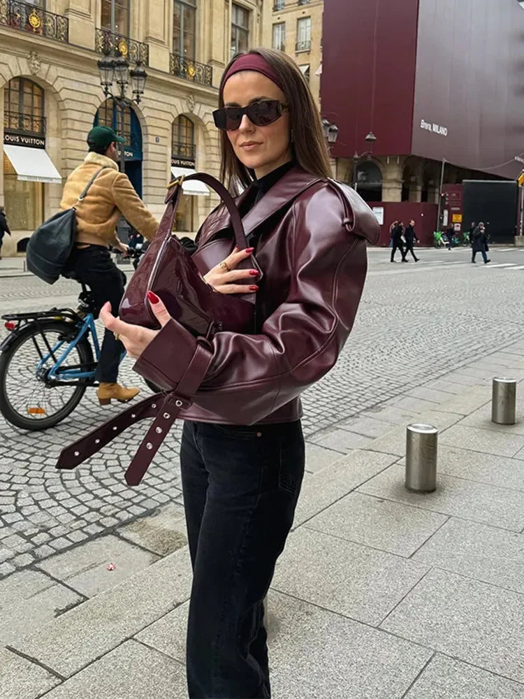 Trendy bordeauxrood leren jasje voor dames, perfect voor een elegante streetstyle look.