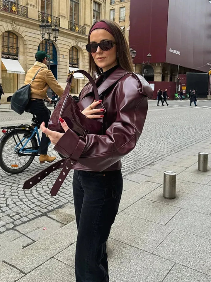 Trendy bordeauxrood leren jasje voor dames, perfect voor een elegante streetstyle look.